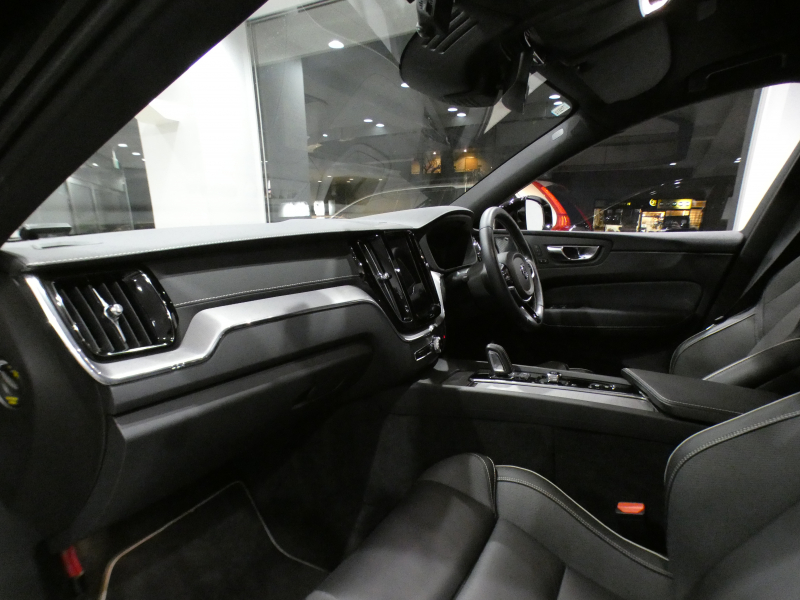 ボルボ XC60 XC60 B6 AWD Rﾃﾞｻﾞｲﾝ　☆1ｵｰﾅｰ ｼﾃｨｾｰﾌﾃｨ ACC･BLIS 黒半革 全席ﾋｰﾀｰ ﾀｯﾁｽｸﾘｰﾝHDDﾅﾋﾞTV harman/K 全周囲ｶﾒﾗ ﾍｯﾄﾞｱｯﾌﾟDSP LEDﾗｲﾄ Rﾃﾞｻﾞｲﾝ専用ｴｸｽﾃﾘｱ&21AW 300ps　2年保証