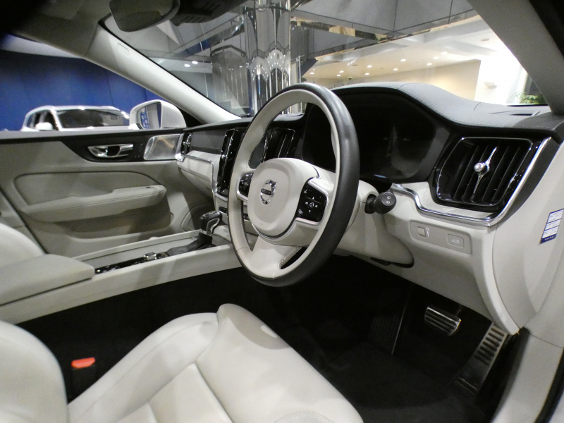 ボルボ V60 V60 T5 ｲﾝｽｸﾘﾌﾟｼｮﾝ　追ACC･LKA･ LCMA 白革 ﾋｰﾀｰ ﾍﾞﾝﾁﾚｰﾀｰ ﾏｯｻｰｼﾞ☆革張りﾀﾞｯｼｭﾎﾞｰﾄﾞ ☆ﾊﾟﾉﾗﾏSR ﾀｯﾁｽｸﾘｰﾝHDDﾅﾋﾞTV ☆B&Wｻｳﾝﾄﾞ 全周ｶﾒﾗ ﾍｯﾄﾞｱｯﾌﾟDSP LEDﾗｲﾄ ｵｰﾄﾃｰﾙｹﾞｰﾄ OP19AW　2年保証