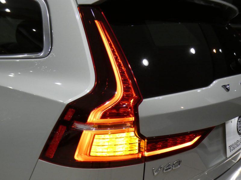 ボルボ V60 V60 T5 ｲﾝｽｸﾘﾌﾟｼｮﾝ　追ACC･LKA･ LCMA 白革 ﾋｰﾀｰ ﾍﾞﾝﾁﾚｰﾀｰ ﾏｯｻｰｼﾞ☆革張りﾀﾞｯｼｭﾎﾞｰﾄﾞ ☆ﾊﾟﾉﾗﾏSR ﾀｯﾁｽｸﾘｰﾝHDDﾅﾋﾞTV ☆B&Wｻｳﾝﾄﾞ 全周ｶﾒﾗ ﾍｯﾄﾞｱｯﾌﾟDSP LEDﾗｲﾄ ｵｰﾄﾃｰﾙｹﾞｰﾄ OP19AW　2年保証