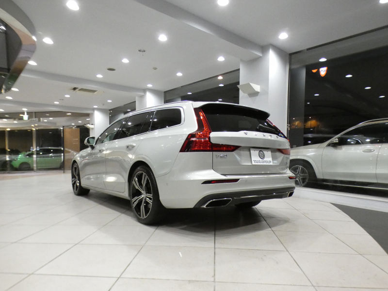 ボルボ V60 V60 T5 ｲﾝｽｸﾘﾌﾟｼｮﾝ　追ACC･LKA･ LCMA 白革 ﾋｰﾀｰ ﾍﾞﾝﾁﾚｰﾀｰ ﾏｯｻｰｼﾞ☆革張りﾀﾞｯｼｭﾎﾞｰﾄﾞ ☆ﾊﾟﾉﾗﾏSR ﾀｯﾁｽｸﾘｰﾝHDDﾅﾋﾞTV ☆B&Wｻｳﾝﾄﾞ 全周ｶﾒﾗ ﾍｯﾄﾞｱｯﾌﾟDSP LEDﾗｲﾄ ｵｰﾄﾃｰﾙｹﾞｰﾄ OP19AW　2年保証