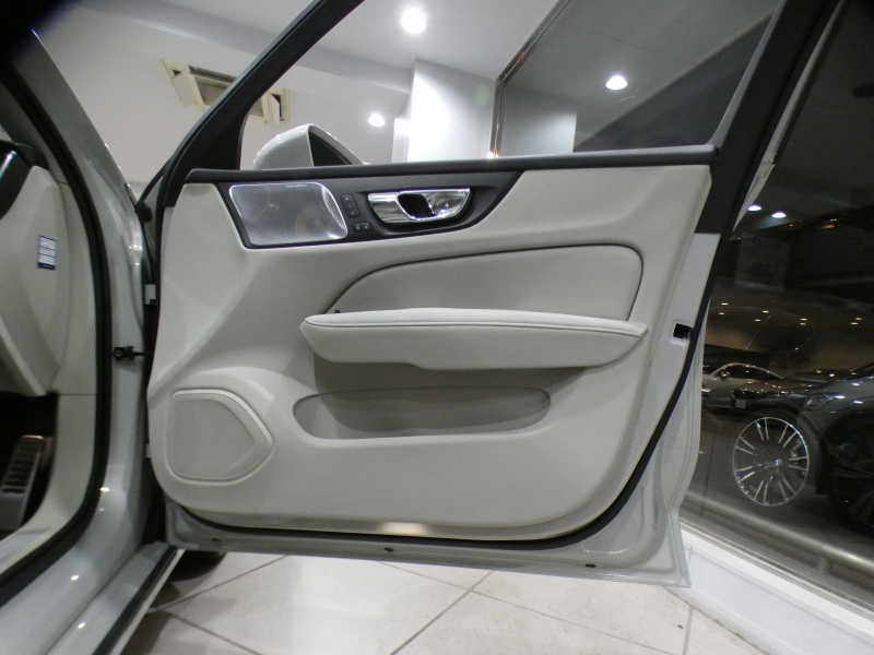 ボルボ V60 V60 T5 ｲﾝｽｸﾘﾌﾟｼｮﾝ　追ACC･LKA･ LCMA 白革 ﾋｰﾀｰ ﾍﾞﾝﾁﾚｰﾀｰ ﾏｯｻｰｼﾞ☆革張りﾀﾞｯｼｭﾎﾞｰﾄﾞ ☆ﾊﾟﾉﾗﾏSR ﾀｯﾁｽｸﾘｰﾝHDDﾅﾋﾞTV ☆B&Wｻｳﾝﾄﾞ 全周ｶﾒﾗ ﾍｯﾄﾞｱｯﾌﾟDSP LEDﾗｲﾄ ｵｰﾄﾃｰﾙｹﾞｰﾄ OP19AW　2年保証