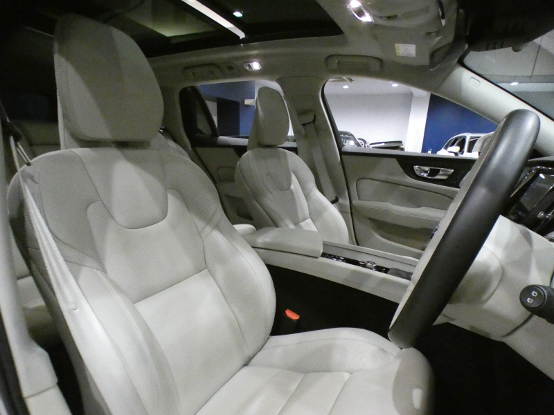 ボルボ V60 V60 T5 ｲﾝｽｸﾘﾌﾟｼｮﾝ　追ACC･LKA･ LCMA 白革 ﾋｰﾀｰ ﾍﾞﾝﾁﾚｰﾀｰ ﾏｯｻｰｼﾞ☆革張りﾀﾞｯｼｭﾎﾞｰﾄﾞ ☆ﾊﾟﾉﾗﾏSR ﾀｯﾁｽｸﾘｰﾝHDDﾅﾋﾞTV ☆B&Wｻｳﾝﾄﾞ 全周ｶﾒﾗ ﾍｯﾄﾞｱｯﾌﾟDSP LEDﾗｲﾄ ｵｰﾄﾃｰﾙｹﾞｰﾄ OP19AW　2年保証