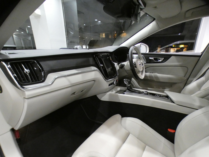 ボルボ V60 V60 T5 ｲﾝｽｸﾘﾌﾟｼｮﾝ　追ACC･LKA･ LCMA 白革 ﾋｰﾀｰ ﾍﾞﾝﾁﾚｰﾀｰ ﾏｯｻｰｼﾞ☆革張りﾀﾞｯｼｭﾎﾞｰﾄﾞ ☆ﾊﾟﾉﾗﾏSR ﾀｯﾁｽｸﾘｰﾝHDDﾅﾋﾞTV ☆B&Wｻｳﾝﾄﾞ 全周ｶﾒﾗ ﾍｯﾄﾞｱｯﾌﾟDSP LEDﾗｲﾄ ｵｰﾄﾃｰﾙｹﾞｰﾄ OP19AW　2年保証