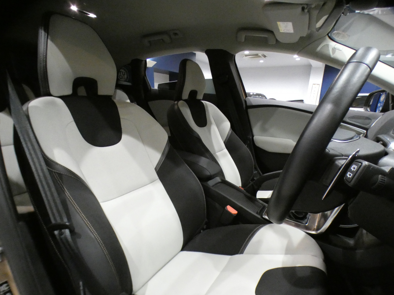 ボルボ V40 V40ｸﾛｽｶﾝﾄﾘｰ T5 AWD ﾓﾒﾝﾀﾑ　追ACC LKA LCMA BLIS 衝突軽減ﾌﾞﾚｰｷ ﾃｷｽﾀｲﾙｼｰﾄ HDDﾅﾋﾞTV BTｵｰﾃﾞｨｵ Bｶﾒﾗ Rｾﾝｻｰ LEDﾗｲﾄ 専用ｴｸｽﾃﾘｱ&18AW　2年保証