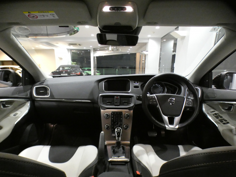 ボルボ V40 V40ｸﾛｽｶﾝﾄﾘｰ T5 AWD ﾓﾒﾝﾀﾑ　追ACC LKA LCMA BLIS 衝突軽減ﾌﾞﾚｰｷ ﾃｷｽﾀｲﾙｼｰﾄ HDDﾅﾋﾞTV BTｵｰﾃﾞｨｵ Bｶﾒﾗ Rｾﾝｻｰ LEDﾗｲﾄ 専用ｴｸｽﾃﾘｱ&18AW　2年保証