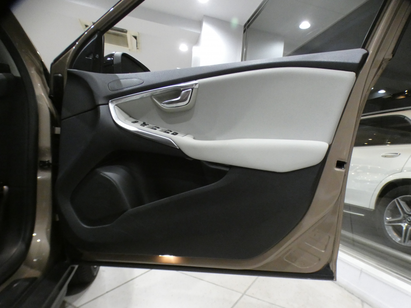 ボルボ V40 V40ｸﾛｽｶﾝﾄﾘｰ T5 AWD ﾓﾒﾝﾀﾑ　追ACC LKA LCMA BLIS 衝突軽減ﾌﾞﾚｰｷ ﾃｷｽﾀｲﾙｼｰﾄ HDDﾅﾋﾞTV BTｵｰﾃﾞｨｵ Bｶﾒﾗ Rｾﾝｻｰ LEDﾗｲﾄ 専用ｴｸｽﾃﾘｱ&18AW　2年保証