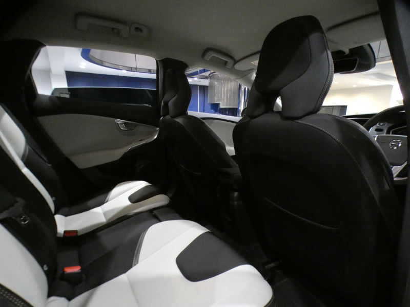 ボルボ V40 V40ｸﾛｽｶﾝﾄﾘｰ T5 AWD ﾓﾒﾝﾀﾑ　追ACC LKA LCMA BLIS 衝突軽減ﾌﾞﾚｰｷ ﾃｷｽﾀｲﾙｼｰﾄ HDDﾅﾋﾞTV BTｵｰﾃﾞｨｵ Bｶﾒﾗ Rｾﾝｻｰ LEDﾗｲﾄ 専用ｴｸｽﾃﾘｱ&18AW　2年保証