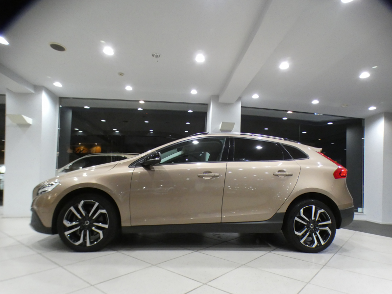 ボルボ V40 V40ｸﾛｽｶﾝﾄﾘｰ T5 AWD ﾓﾒﾝﾀﾑ　追ACC LKA LCMA BLIS 衝突軽減ﾌﾞﾚｰｷ ﾃｷｽﾀｲﾙｼｰﾄ HDDﾅﾋﾞTV BTｵｰﾃﾞｨｵ Bｶﾒﾗ Rｾﾝｻｰ LEDﾗｲﾄ 専用ｴｸｽﾃﾘｱ&18AW　2年保証