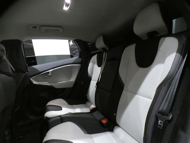 ボルボ V40 V40ｸﾛｽｶﾝﾄﾘｰ T5 AWD ﾓﾒﾝﾀﾑ　追ACC LKA LCMA BLIS 衝突軽減ﾌﾞﾚｰｷ ﾃｷｽﾀｲﾙｼｰﾄ HDDﾅﾋﾞTV BTｵｰﾃﾞｨｵ Bｶﾒﾗ Rｾﾝｻｰ LEDﾗｲﾄ 専用ｴｸｽﾃﾘｱ&18AW　2年保証