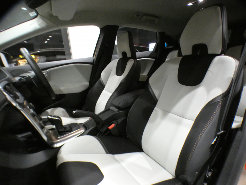 ボルボ V40 V40ｸﾛｽｶﾝﾄﾘｰ T5 AWD ﾓﾒﾝﾀﾑ　追ACC LKA LCMA BLIS 衝突軽減ﾌﾞﾚｰｷ ﾃｷｽﾀｲﾙｼｰﾄ HDDﾅﾋﾞTV BTｵｰﾃﾞｨｵ Bｶﾒﾗ Rｾﾝｻｰ LEDﾗｲﾄ 専用ｴｸｽﾃﾘｱ&18AW　2年保証