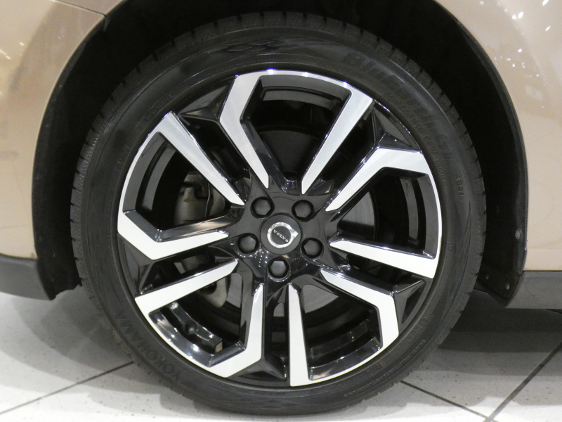 ボルボ V40 V40ｸﾛｽｶﾝﾄﾘｰ T5 AWD ﾓﾒﾝﾀﾑ　追ACC LKA LCMA BLIS 衝突軽減ﾌﾞﾚｰｷ ﾃｷｽﾀｲﾙｼｰﾄ HDDﾅﾋﾞTV BTｵｰﾃﾞｨｵ Bｶﾒﾗ Rｾﾝｻｰ LEDﾗｲﾄ 専用ｴｸｽﾃﾘｱ&18AW　2年保証