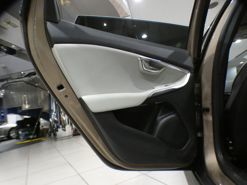 ボルボ V40 V40ｸﾛｽｶﾝﾄﾘｰ T5 AWD ﾓﾒﾝﾀﾑ　追ACC LKA LCMA BLIS 衝突軽減ﾌﾞﾚｰｷ ﾃｷｽﾀｲﾙｼｰﾄ HDDﾅﾋﾞTV BTｵｰﾃﾞｨｵ Bｶﾒﾗ Rｾﾝｻｰ LEDﾗｲﾄ 専用ｴｸｽﾃﾘｱ&18AW　2年保証