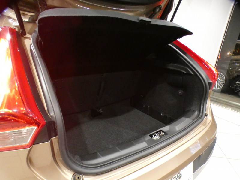 ボルボ V40 V40ｸﾛｽｶﾝﾄﾘｰ T5 AWD ﾓﾒﾝﾀﾑ　追ACC LKA LCMA BLIS 衝突軽減ﾌﾞﾚｰｷ ﾃｷｽﾀｲﾙｼｰﾄ HDDﾅﾋﾞTV BTｵｰﾃﾞｨｵ Bｶﾒﾗ Rｾﾝｻｰ LEDﾗｲﾄ 専用ｴｸｽﾃﾘｱ&18AW　2年保証