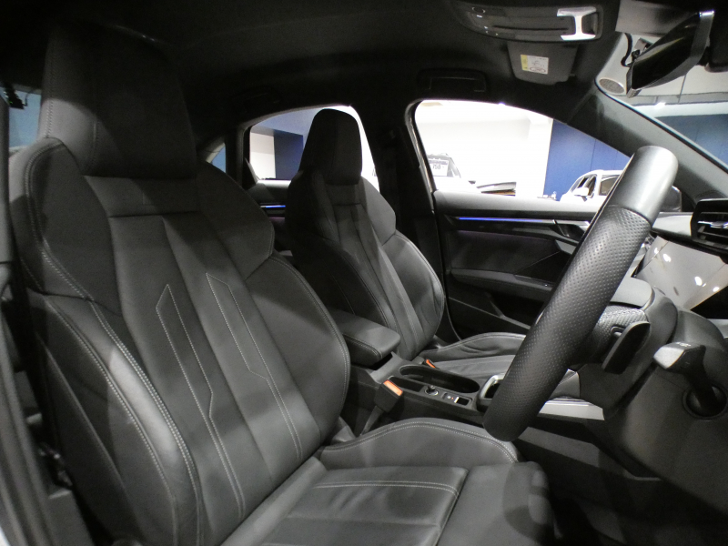 アウディ A3 A3ｾﾀﾞﾝ 30TFSI Sﾗｲﾝ ｺﾝﾋﾞﾆｴﾝｽ&ｱｼｽﾀﾝｽ&ﾃｸﾉﾛｼﾞｰ&SﾗｲﾝﾌﾟﾗｽPKG　ADVｷｰ 追ACC ｻｲﾄﾞｱｼｽﾄ ｱｳﾃﾞｨﾌﾟﾚｾﾝｽ MMIﾅﾋﾞ(ﾀｯﾁﾚｽﾎﾟﾝｽ付) ﾊﾞｰﾁｬﾙCP ﾜｲﾔﾚｽCH Bｶﾒﾗ PDC ☆ﾏﾄﾘｸｽLED ｱﾝﾋﾞｴﾝﾄﾗｲﾄ Sﾗｲﾝｴｸｽﾃﾘｱ&18AW　2年保証