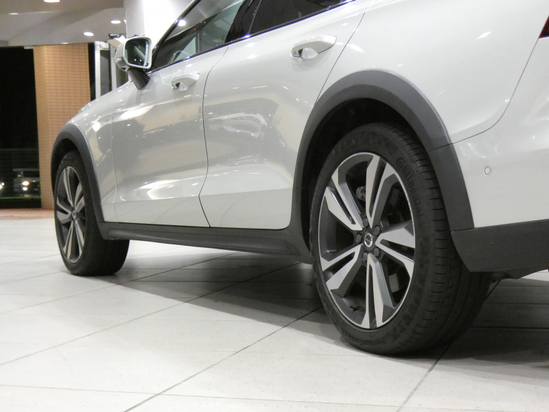 ボルボ V60 V60ｸﾛｽｶﾝﾄﾘｰ T5ﾌﾟﾛ AWD　☆1ｵｰﾅｰ 追ACC･LKA･ LCMA 白革 ﾋｰﾀｰ ﾍﾞﾝﾁﾚｰﾀｰ ﾏｯｻｰｼﾞ機能 ﾀｯﾁｽｸﾘｰﾝHDDﾅﾋﾞTV harman/K 全周囲ｶﾒﾗ ﾍｯﾄﾞｱｯﾌﾟDSP LEDﾗｲﾄ ｵｰﾄﾃｰﾙｹﾞｰﾄ 19AW　2年保証