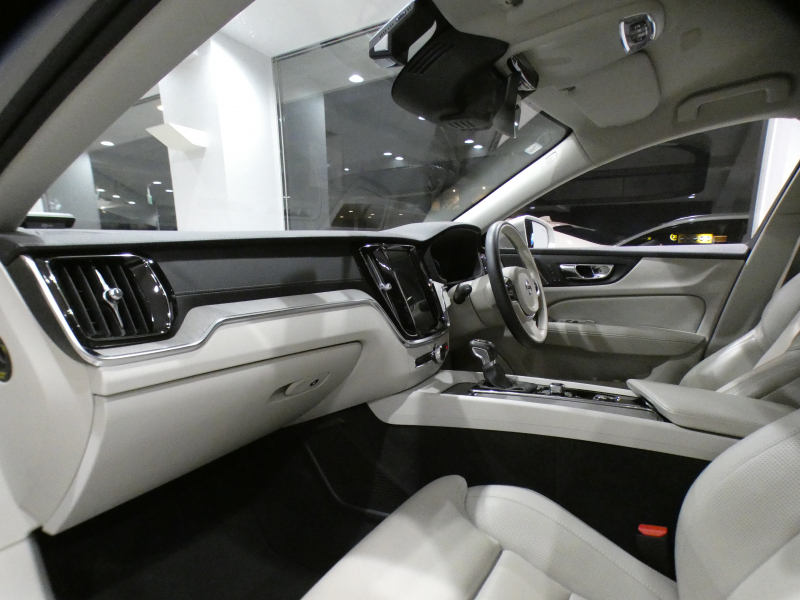 ボルボ V60 V60ｸﾛｽｶﾝﾄﾘｰ T5ﾌﾟﾛ AWD　☆1ｵｰﾅｰ 追ACC･LKA･ LCMA 白革 ﾋｰﾀｰ ﾍﾞﾝﾁﾚｰﾀｰ ﾏｯｻｰｼﾞ機能 ﾀｯﾁｽｸﾘｰﾝHDDﾅﾋﾞTV harman/K 全周囲ｶﾒﾗ ﾍｯﾄﾞｱｯﾌﾟDSP LEDﾗｲﾄ ｵｰﾄﾃｰﾙｹﾞｰﾄ 19AW　2年保証