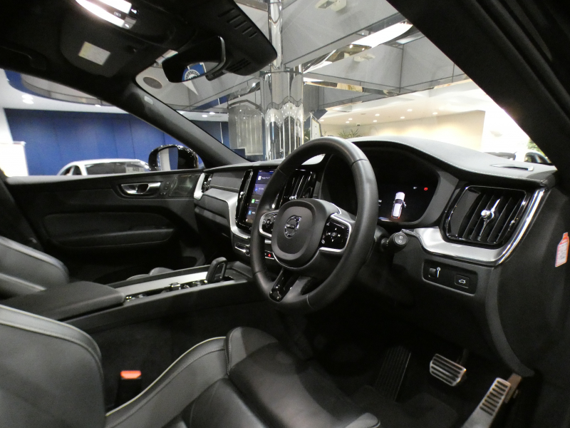 ボルボ XC60 XC60 B6 AWD Rﾃﾞｻﾞｲﾝ　 ｼﾃｨｾｰﾌﾃｨ ACC･BLIS 黒半革 全席ﾋｰﾀｰ ☆ﾀｯﾁｽｸﾘｰﾝGoogleﾅﾋﾞTV harman/K 全周囲ｶﾒﾗ ﾜｲﾔﾚｽCH ﾍｯﾄﾞｱｯﾌﾟDSP LEDﾗｲﾄ Rﾃﾞｻﾞｲﾝ専用ｴｸｽﾃﾘｱ&21AW 300ps　2年保証