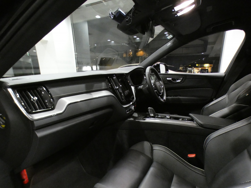 ボルボ XC60 XC60 B6 AWD Rﾃﾞｻﾞｲﾝ　 ｼﾃｨｾｰﾌﾃｨ ACC･BLIS 黒半革 全席ﾋｰﾀｰ ☆ﾀｯﾁｽｸﾘｰﾝGoogleﾅﾋﾞTV harman/K 全周囲ｶﾒﾗ ﾜｲﾔﾚｽCH ﾍｯﾄﾞｱｯﾌﾟDSP LEDﾗｲﾄ Rﾃﾞｻﾞｲﾝ専用ｴｸｽﾃﾘｱ&21AW 300ps　2年保証