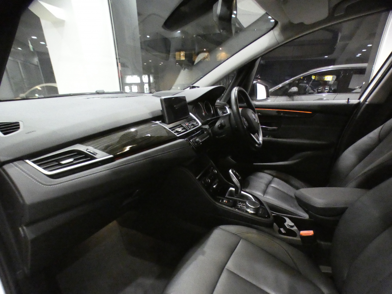 BMW 2シリーズ 218iｸﾞﾗﾝﾂｱﾗｰ ﾗｸﾞｼﾞｭｱﾘｰ ADｾｰﾌﾃｨPKG　☆有償ｶﾗｰ ☆後期 追ACC ﾚｰﾝDW 黒革 ﾋｰﾀｰ iﾄﾞﾗｲﾌﾞﾅﾋﾞ(第6世代ﾀｯﾁP対応) ﾍｯﾄﾞｱｯﾌﾟDSP Bｶﾒﾗ PDC LEDﾗｲﾄ ｵｰﾄﾃｰﾙｹﾞｰﾄ　2年保証