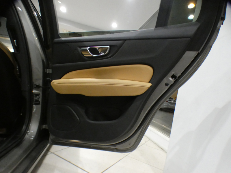 ボルボ V60 V60 B5ｲﾝｽｸﾘﾌﾟｼｮﾝ　☆1ｵｰﾅｰ 追ACC･LKA･ BLIS 茶革 全席ﾋｰﾀｰ ﾍﾞﾝﾁﾚｰﾀｰ ﾏｯｻｰｼﾞ ☆ｻﾝﾙｰﾌ ☆ｸﾘｽﾀﾙｼﾌﾄﾉﾌﾞ ﾀｯﾁｽｸﾘｰﾝHDDﾅﾋﾞ harman/K 全周囲ｶﾒﾗ LEDﾗｲﾄ ｵｰﾄﾃｰﾙｹﾞｰﾄ ☆OP19AW B5EG+ﾓｰﾀｰ　2年保証