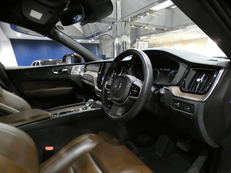 ボルボ XC60 XC60 B5 AWD ｲﾝｽｸﾘﾌﾟｼｮﾝ　追ACC･LKA･ BLIS 茶革 全席ﾋｰﾀｰ ﾍﾞﾝﾁﾚｰﾀｰ ﾏｯｻｰｼﾞ ☆ｻﾝﾙｰﾌ ☆ｸﾘｽﾀﾙｼﾌﾄ ﾀｯﾁｽｸﾘｰﾝHDDﾅﾋﾞ ☆B&Wｻｳﾝﾄﾞ 全周囲ｶﾒﾗ LEDﾗｲﾄ ｵｰﾄﾃｰﾙｹﾞｰﾄ 19AW B5EG+ﾓｰﾀｰ　2年保証