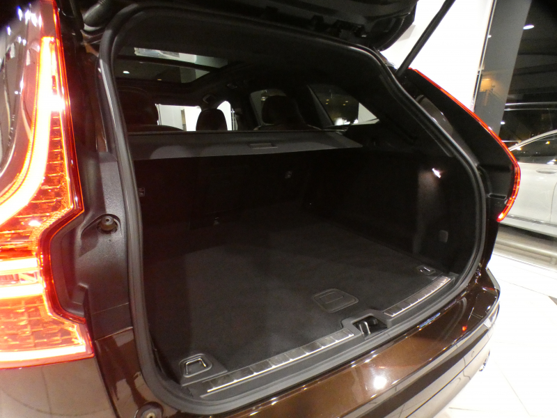 ボルボ XC60 XC60 B5 AWD ｲﾝｽｸﾘﾌﾟｼｮﾝ　追ACC･LKA･ BLIS 茶革 全席ﾋｰﾀｰ ﾍﾞﾝﾁﾚｰﾀｰ ﾏｯｻｰｼﾞ ☆ｻﾝﾙｰﾌ ☆ｸﾘｽﾀﾙｼﾌﾄ ﾀｯﾁｽｸﾘｰﾝHDDﾅﾋﾞ ☆B&Wｻｳﾝﾄﾞ 全周囲ｶﾒﾗ LEDﾗｲﾄ ｵｰﾄﾃｰﾙｹﾞｰﾄ 19AW B5EG+ﾓｰﾀｰ　2年保証