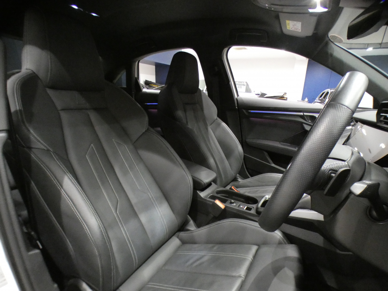 アウディ A3 A3ｾﾀﾞﾝ 30TFSI Sﾗｲﾝ ｺﾝﾋﾞﾆｴﾝｽ&ｱｼｽﾀﾝｽ&SﾗｲﾝﾌﾟﾗｽPKG　ADVｷｰ 追ACC ｻｲﾄﾞｱｼｽﾄ ｱｳﾃﾞｨﾌﾟﾚｾﾝｽ 黒革 ﾋｰﾀｰ MMIﾅﾋﾞ(ﾀｯﾁﾚｽﾎﾟﾝｽ付) ﾊﾞｰﾁｬﾙCP Bｶﾒﾗ PDC ☆ﾏﾄﾘｸｽLED ｱﾝﾋﾞｴﾝﾄﾗｲﾄ Sﾗｲﾝｴｸｽﾃﾘｱ&18AW　2年保証