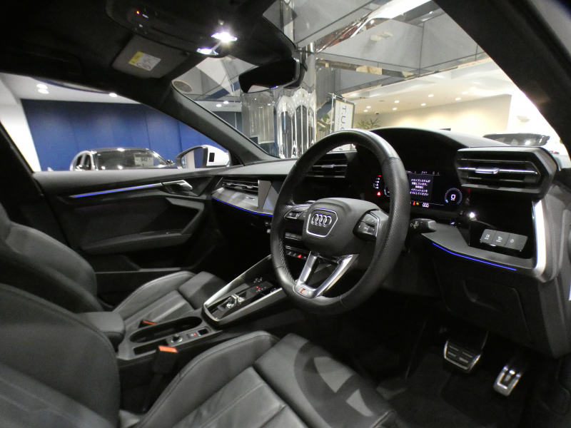 アウディ A3 A3ｾﾀﾞﾝ 30TFSI Sﾗｲﾝ ｺﾝﾋﾞﾆｴﾝｽ&ｱｼｽﾀﾝｽ&SﾗｲﾝﾌﾟﾗｽPKG　ADVｷｰ 追ACC ｻｲﾄﾞｱｼｽﾄ ｱｳﾃﾞｨﾌﾟﾚｾﾝｽ 黒革 ﾋｰﾀｰ MMIﾅﾋﾞ(ﾀｯﾁﾚｽﾎﾟﾝｽ付) ﾊﾞｰﾁｬﾙCP Bｶﾒﾗ PDC ☆ﾏﾄﾘｸｽLED ｱﾝﾋﾞｴﾝﾄﾗｲﾄ Sﾗｲﾝｴｸｽﾃﾘｱ&18AW　2年保証
