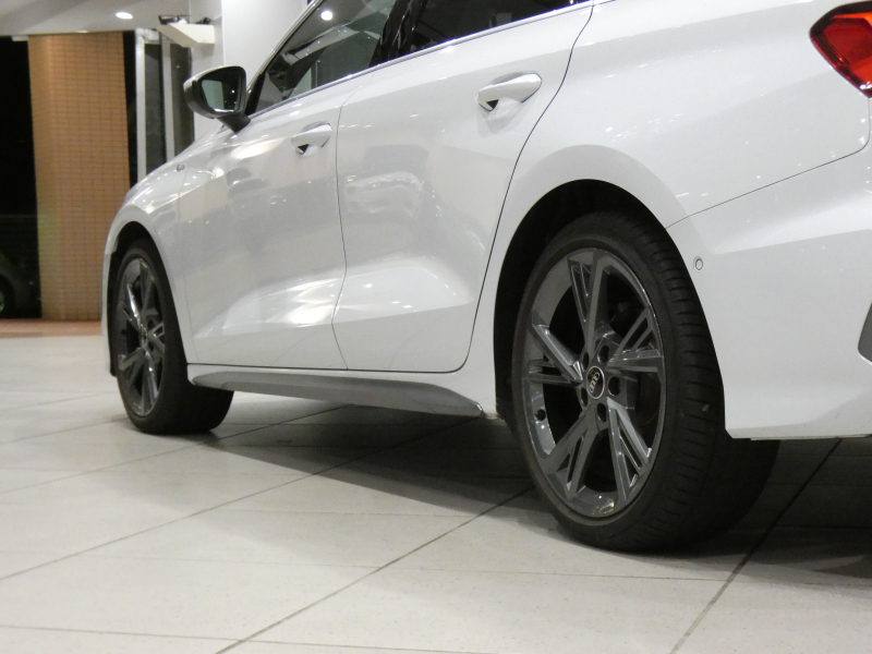 アウディ A3 A3ｾﾀﾞﾝ 30TFSI Sﾗｲﾝ ｺﾝﾋﾞﾆｴﾝｽ&ｱｼｽﾀﾝｽ&SﾗｲﾝﾌﾟﾗｽPKG　ADVｷｰ 追ACC ｻｲﾄﾞｱｼｽﾄ ｱｳﾃﾞｨﾌﾟﾚｾﾝｽ 黒革 ﾋｰﾀｰ MMIﾅﾋﾞ(ﾀｯﾁﾚｽﾎﾟﾝｽ付) ﾊﾞｰﾁｬﾙCP Bｶﾒﾗ PDC ☆ﾏﾄﾘｸｽLED ｱﾝﾋﾞｴﾝﾄﾗｲﾄ Sﾗｲﾝｴｸｽﾃﾘｱ&18AW　2年保証