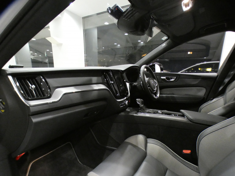 ボルボ XC60 XC60 T6 AWD Rﾃﾞｻﾞｲﾝ　ｼﾃｨｾｰﾌﾃｨ ACC･BLIS ☆ｽﾚｰﾄ(灰)半革 ﾋｰﾀｰ ﾀｯﾁｽｸﾘｰﾝHDDﾅﾋﾞTV 全周囲ｶﾒﾗ ﾍｯﾄﾞｱｯﾌﾟDSP LEDﾗｲﾄ Rﾃﾞｻﾞｲﾝ専用ｴｸｽﾃﾘｱ&21AW ☆ﾎﾟｰﾙｽﾀｰﾊﾟﾌｫｰﾏﾝｽSW 320ps　2年保証