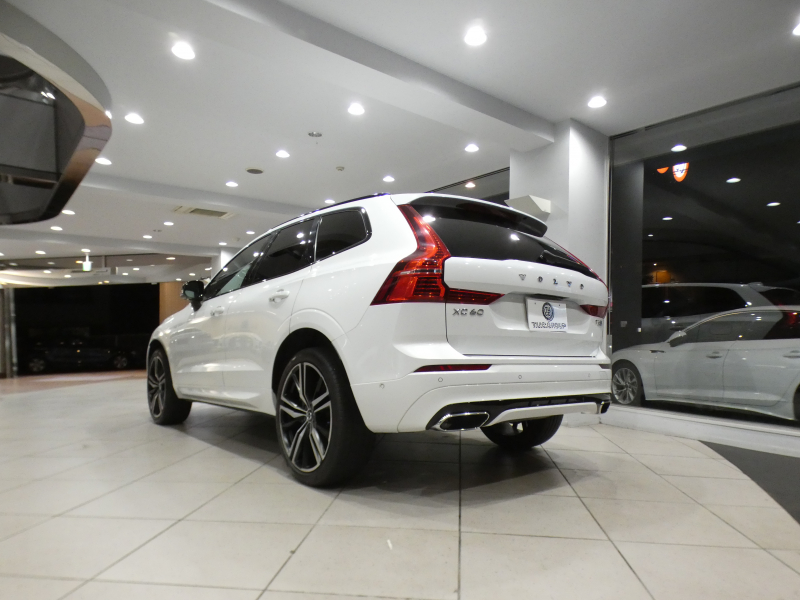 ボルボ XC60 XC60 T6 AWD Rﾃﾞｻﾞｲﾝ　ｼﾃｨｾｰﾌﾃｨ ACC･BLIS ☆ｽﾚｰﾄ(灰)半革 ﾋｰﾀｰ ﾀｯﾁｽｸﾘｰﾝHDDﾅﾋﾞTV 全周囲ｶﾒﾗ ﾍｯﾄﾞｱｯﾌﾟDSP LEDﾗｲﾄ Rﾃﾞｻﾞｲﾝ専用ｴｸｽﾃﾘｱ&21AW ☆ﾎﾟｰﾙｽﾀｰﾊﾟﾌｫｰﾏﾝｽSW 320ps　2年保証