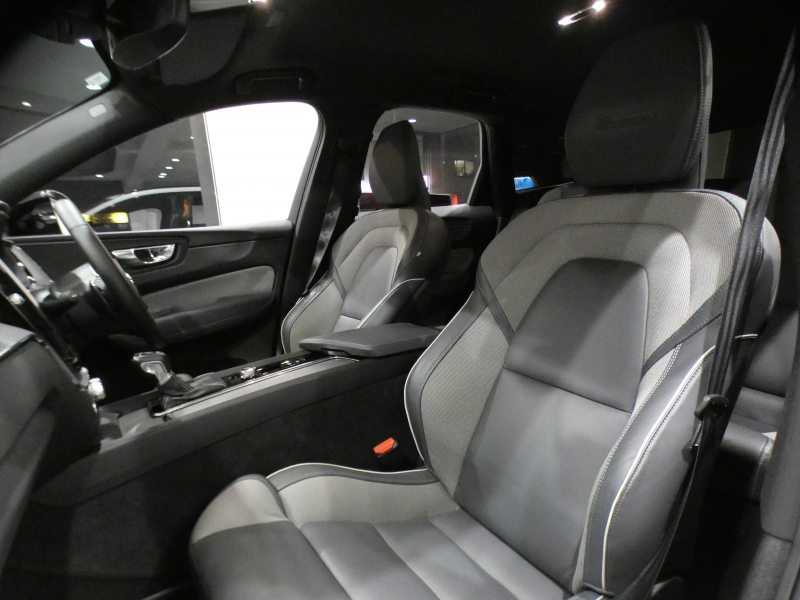 ボルボ XC60 XC60 T6 AWD Rﾃﾞｻﾞｲﾝ　ｼﾃｨｾｰﾌﾃｨ ACC･BLIS ☆ｽﾚｰﾄ(灰)半革 ﾋｰﾀｰ ﾀｯﾁｽｸﾘｰﾝHDDﾅﾋﾞTV 全周囲ｶﾒﾗ ﾍｯﾄﾞｱｯﾌﾟDSP LEDﾗｲﾄ Rﾃﾞｻﾞｲﾝ専用ｴｸｽﾃﾘｱ&21AW ☆ﾎﾟｰﾙｽﾀｰﾊﾟﾌｫｰﾏﾝｽSW 320ps　2年保証