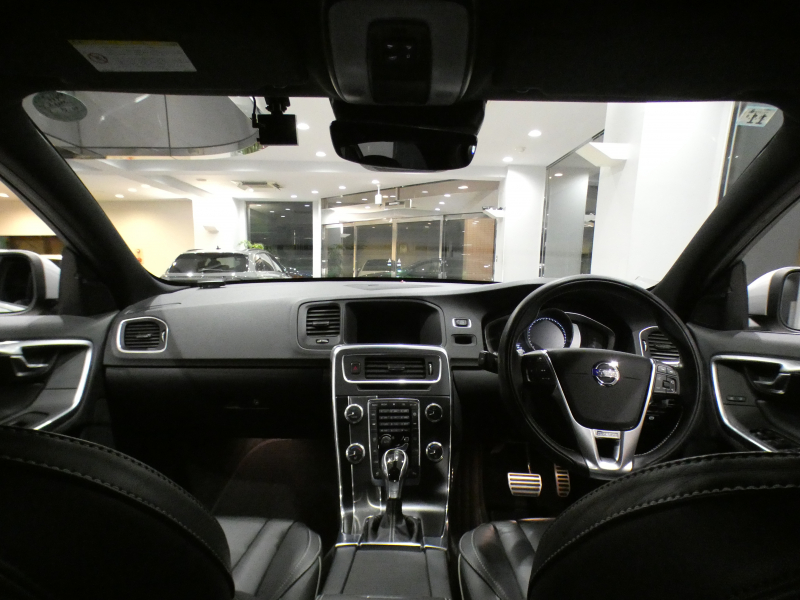 ボルボ V60 V60 T6 AWD Rﾃﾞｻﾞｲﾝ　Pｽﾀｰﾄ 追ACC LCMA LKA BLIS 衝突軽減 黒革 ﾋｰﾀｰ 7ｲﾝﾁHDDﾅﾋﾞ MSV ☆harman/k Bｶﾒﾗ ｾﾝｻｰ ｷｾﾉﾝ Rﾃﾞｻﾞｲﾝ専用ｴｸｽﾃﾘｱ&19AW ☆直6EG 304ps　2年保証