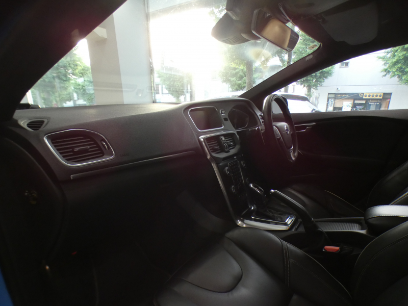 ボルボ V40 V40 T5 Rﾃﾞｻﾞｲﾝ　☆1ｵｰﾅｰ Pｽﾀｰﾄ 追ACC LCMA LKA BLIS 衝突軽減 黒革 ﾋｰﾀｰ 7ｲﾝﾁHDDﾅﾋﾞ MSV  Bｶﾒﾗ ｾﾝｻｰ ｷｾﾉﾝ Rﾃﾞｻﾞｲﾝ専用ｴｸｽﾃﾘｱ&18AW 245ps　2年保証