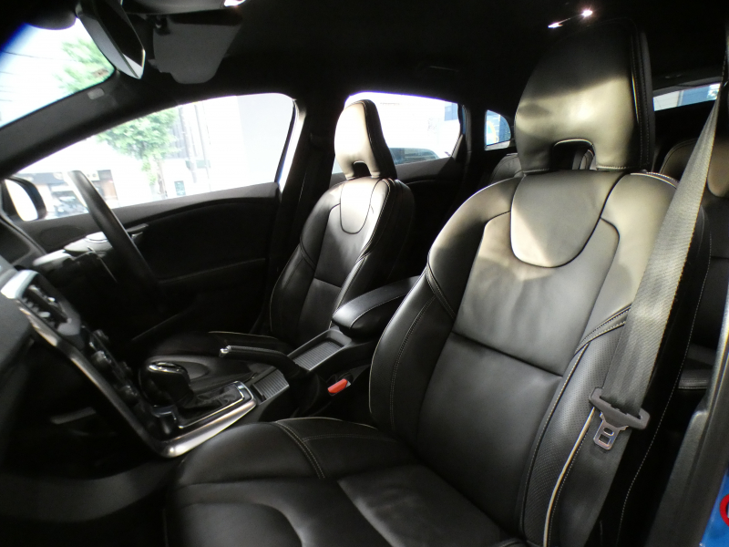 ボルボ V40 V40 T5 Rﾃﾞｻﾞｲﾝ　☆1ｵｰﾅｰ Pｽﾀｰﾄ 追ACC LCMA LKA BLIS 衝突軽減 黒革 ﾋｰﾀｰ 7ｲﾝﾁHDDﾅﾋﾞ MSV  Bｶﾒﾗ ｾﾝｻｰ ｷｾﾉﾝ Rﾃﾞｻﾞｲﾝ専用ｴｸｽﾃﾘｱ&18AW 245ps　2年保証