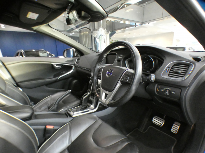ボルボ V40 V40 T5 Rﾃﾞｻﾞｲﾝ　☆1ｵｰﾅｰ Pｽﾀｰﾄ 追ACC LCMA LKA BLIS 衝突軽減 黒革 ﾋｰﾀｰ 7ｲﾝﾁHDDﾅﾋﾞ MSV  Bｶﾒﾗ ｾﾝｻｰ ｷｾﾉﾝ Rﾃﾞｻﾞｲﾝ専用ｴｸｽﾃﾘｱ&18AW 245ps　2年保証