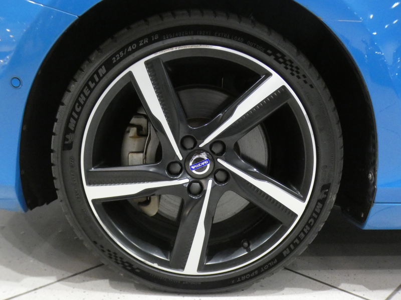 ボルボ V40 V40 T5 Rﾃﾞｻﾞｲﾝ　☆1ｵｰﾅｰ Pｽﾀｰﾄ 追ACC LCMA LKA BLIS 衝突軽減 黒革 ﾋｰﾀｰ 7ｲﾝﾁHDDﾅﾋﾞ MSV  Bｶﾒﾗ ｾﾝｻｰ ｷｾﾉﾝ Rﾃﾞｻﾞｲﾝ専用ｴｸｽﾃﾘｱ&18AW 245ps　2年保証