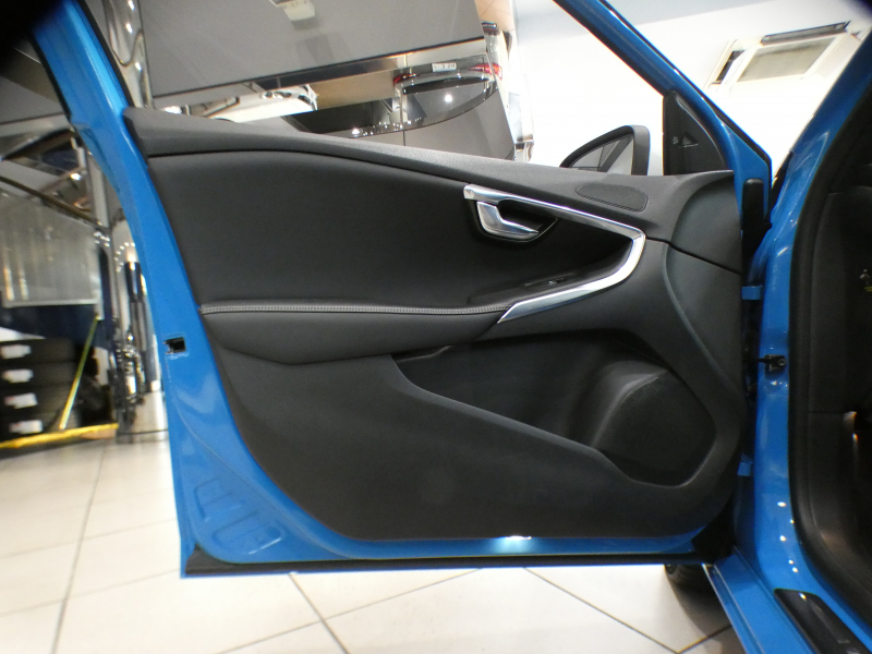 ボルボ V40 V40 T5 Rﾃﾞｻﾞｲﾝ　☆1ｵｰﾅｰ Pｽﾀｰﾄ 追ACC LCMA LKA BLIS 衝突軽減 黒革 ﾋｰﾀｰ 7ｲﾝﾁHDDﾅﾋﾞ MSV  Bｶﾒﾗ ｾﾝｻｰ ｷｾﾉﾝ Rﾃﾞｻﾞｲﾝ専用ｴｸｽﾃﾘｱ&18AW 245ps　2年保証