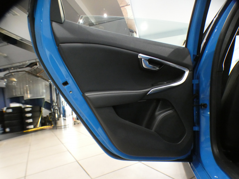 ボルボ V40 V40 T5 Rﾃﾞｻﾞｲﾝ　☆1ｵｰﾅｰ Pｽﾀｰﾄ 追ACC LCMA LKA BLIS 衝突軽減 黒革 ﾋｰﾀｰ 7ｲﾝﾁHDDﾅﾋﾞ MSV  Bｶﾒﾗ ｾﾝｻｰ ｷｾﾉﾝ Rﾃﾞｻﾞｲﾝ専用ｴｸｽﾃﾘｱ&18AW 245ps　2年保証