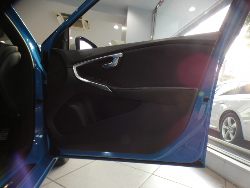ボルボ V40 V40 T5 Rﾃﾞｻﾞｲﾝ　☆1ｵｰﾅｰ Pｽﾀｰﾄ 追ACC LCMA LKA BLIS 衝突軽減 黒革 ﾋｰﾀｰ 7ｲﾝﾁHDDﾅﾋﾞ MSV  Bｶﾒﾗ ｾﾝｻｰ ｷｾﾉﾝ Rﾃﾞｻﾞｲﾝ専用ｴｸｽﾃﾘｱ&18AW 245ps　2年保証