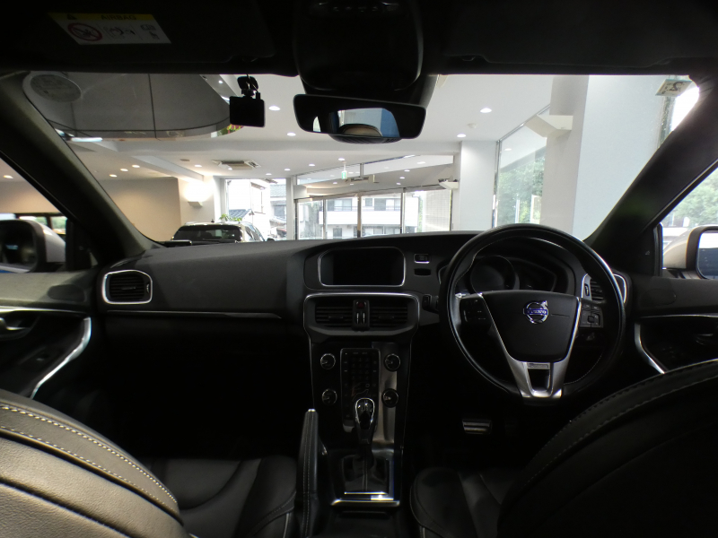 ボルボ V40 V40 T5 Rﾃﾞｻﾞｲﾝ　☆1ｵｰﾅｰ Pｽﾀｰﾄ 追ACC LCMA LKA BLIS 衝突軽減 黒革 ﾋｰﾀｰ 7ｲﾝﾁHDDﾅﾋﾞ MSV  Bｶﾒﾗ ｾﾝｻｰ ｷｾﾉﾝ Rﾃﾞｻﾞｲﾝ専用ｴｸｽﾃﾘｱ&18AW 245ps　2年保証