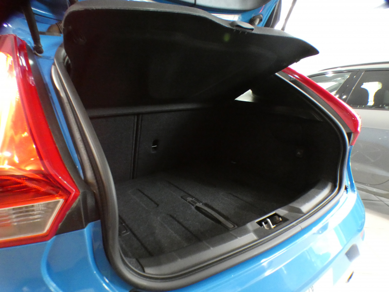 ボルボ V40 V40 T5 Rﾃﾞｻﾞｲﾝ　☆1ｵｰﾅｰ Pｽﾀｰﾄ 追ACC LCMA LKA BLIS 衝突軽減 黒革 ﾋｰﾀｰ 7ｲﾝﾁHDDﾅﾋﾞ MSV  Bｶﾒﾗ ｾﾝｻｰ ｷｾﾉﾝ Rﾃﾞｻﾞｲﾝ専用ｴｸｽﾃﾘｱ&18AW 245ps　2年保証