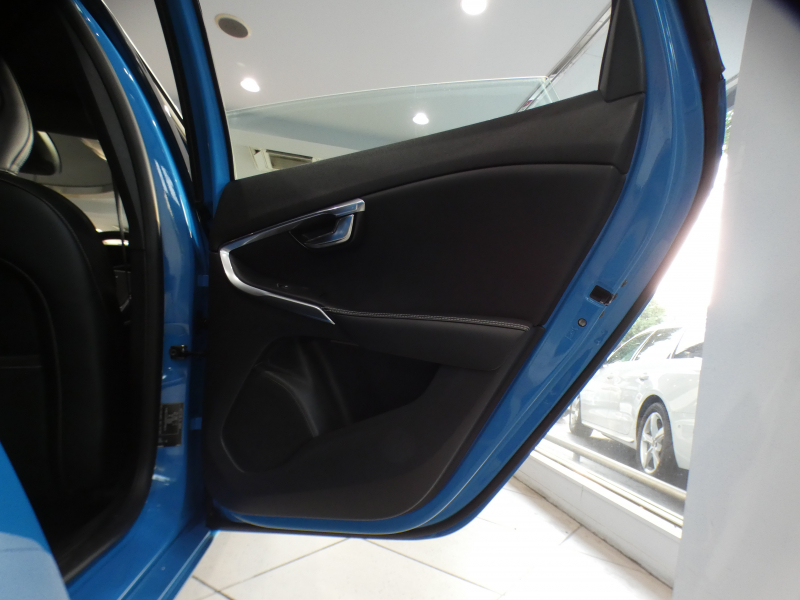 ボルボ V40 V40 T5 Rﾃﾞｻﾞｲﾝ　☆1ｵｰﾅｰ Pｽﾀｰﾄ 追ACC LCMA LKA BLIS 衝突軽減 黒革 ﾋｰﾀｰ 7ｲﾝﾁHDDﾅﾋﾞ MSV  Bｶﾒﾗ ｾﾝｻｰ ｷｾﾉﾝ Rﾃﾞｻﾞｲﾝ専用ｴｸｽﾃﾘｱ&18AW 245ps　2年保証