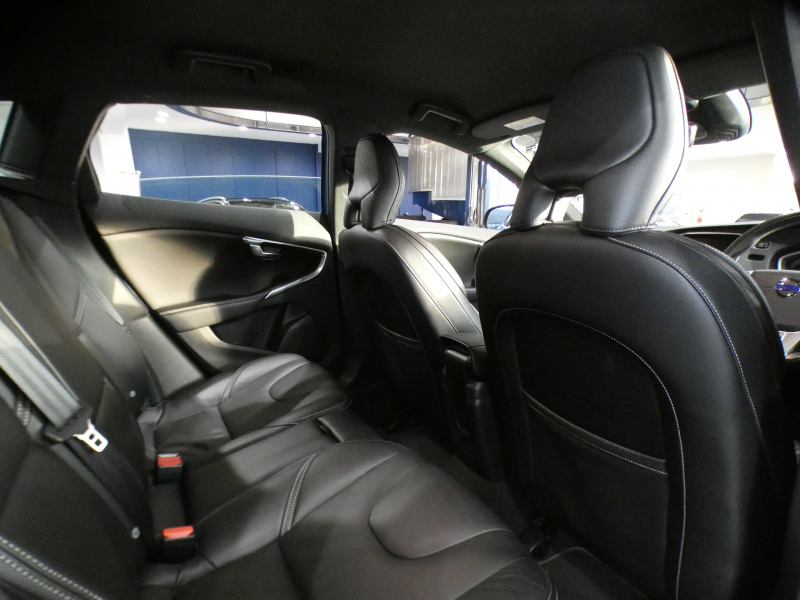 ボルボ V40 V40 T5 Rﾃﾞｻﾞｲﾝ　☆1ｵｰﾅｰ Pｽﾀｰﾄ 追ACC LCMA LKA BLIS 衝突軽減 黒革 ﾋｰﾀｰ 7ｲﾝﾁHDDﾅﾋﾞ MSV  Bｶﾒﾗ ｾﾝｻｰ ｷｾﾉﾝ Rﾃﾞｻﾞｲﾝ専用ｴｸｽﾃﾘｱ&18AW 245ps　2年保証