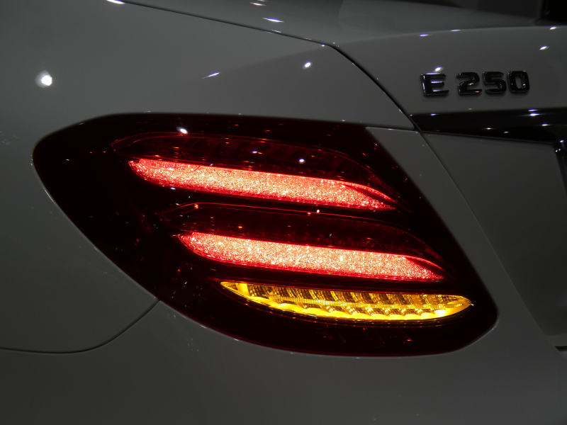 メルセデスベンツ Eクラス E250AVGｽﾎﾟｰﾂ ﾚｻﾞｰｴｸｽｸﾙｰｼﾌﾞ&ﾚｰﾀﾞｰｾｰﾌﾃｨPKG　黒革 全席ﾋｰﾀｰ ☆ﾊﾟﾉﾗﾏSR ﾅﾋﾞTV ☆ﾌﾞﾙﾒｽﾀｰ 全周囲ｶﾒﾗ PTS ｴｱﾊﾞﾗﾝｽ ﾍｯﾄﾞｱｯﾌﾟDSP ﾏﾙﾁﾋﾞｰﾑLED ｱﾝﾋﾞｴﾝﾄﾗｲﾄ AMGｽﾀｲﾘﾝｸﾞ&19AW　2年保証