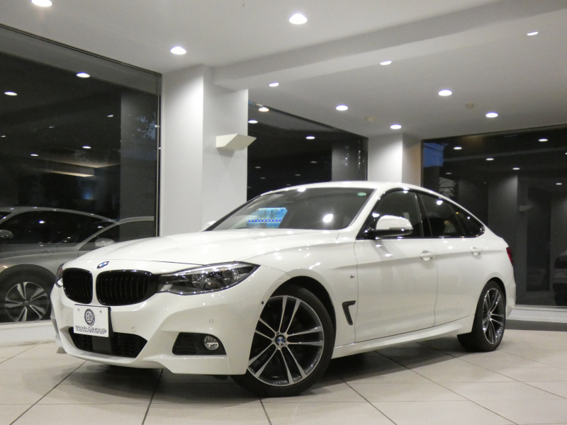 BMW 3シリーズ 320iｸﾞﾗﾝﾂｰﾘｽﾓ Mｽﾎﾟｰﾂ　☆後期 ｺﾝﾌｫA 追ACC ﾚｰﾝCHW 衝突軽減 黒革 ﾋｰﾀｰ iﾄﾞﾗｲﾌﾞﾅﾋﾞ(第5世代) ☆ﾄｯﾌﾟ･ｻｲﾄﾞﾋﾞｭｰｶﾒﾗ PDC LEDﾗｲﾄ Mｽﾎﾟｰﾂｴｱﾛ&19AW ｵｰﾄﾃｰﾙｹﾞｰﾄ　2年保証