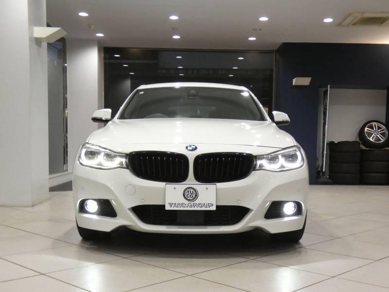 BMW 3シリーズ 320iｸﾞﾗﾝﾂｰﾘｽﾓ Mｽﾎﾟｰﾂ　☆後期 ｺﾝﾌｫA 追ACC ﾚｰﾝCHW 衝突軽減 黒革 ﾋｰﾀｰ iﾄﾞﾗｲﾌﾞﾅﾋﾞ(第5世代) ☆ﾄｯﾌﾟ･ｻｲﾄﾞﾋﾞｭｰｶﾒﾗ PDC LEDﾗｲﾄ Mｽﾎﾟｰﾂｴｱﾛ&19AW ｵｰﾄﾃｰﾙｹﾞｰﾄ　2年保証