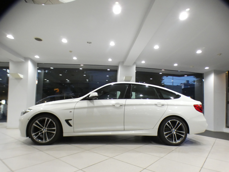 BMW 3シリーズ 320iｸﾞﾗﾝﾂｰﾘｽﾓ Mｽﾎﾟｰﾂ　☆後期 ｺﾝﾌｫA 追ACC ﾚｰﾝCHW 衝突軽減 黒革 ﾋｰﾀｰ iﾄﾞﾗｲﾌﾞﾅﾋﾞ(第5世代) ☆ﾄｯﾌﾟ･ｻｲﾄﾞﾋﾞｭｰｶﾒﾗ PDC LEDﾗｲﾄ Mｽﾎﾟｰﾂｴｱﾛ&19AW ｵｰﾄﾃｰﾙｹﾞｰﾄ　2年保証