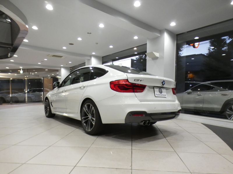 BMW 3シリーズ 320iｸﾞﾗﾝﾂｰﾘｽﾓ Mｽﾎﾟｰﾂ　☆後期 ｺﾝﾌｫA 追ACC ﾚｰﾝCHW 衝突軽減 黒革 ﾋｰﾀｰ iﾄﾞﾗｲﾌﾞﾅﾋﾞ(第5世代) ☆ﾄｯﾌﾟ･ｻｲﾄﾞﾋﾞｭｰｶﾒﾗ PDC LEDﾗｲﾄ Mｽﾎﾟｰﾂｴｱﾛ&19AW ｵｰﾄﾃｰﾙｹﾞｰﾄ　2年保証