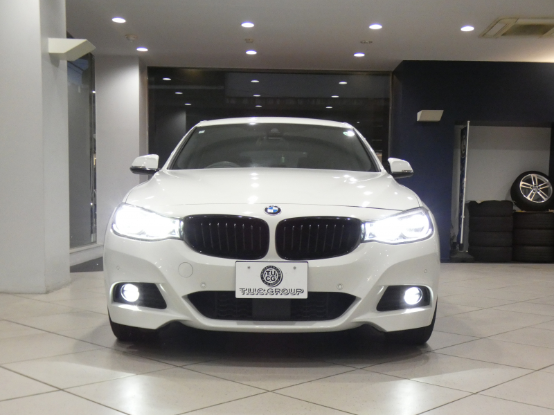 BMW 3シリーズ 320iｸﾞﾗﾝﾂｰﾘｽﾓ Mｽﾎﾟｰﾂ　☆後期 ｺﾝﾌｫA 追ACC ﾚｰﾝCHW 衝突軽減 黒革 ﾋｰﾀｰ iﾄﾞﾗｲﾌﾞﾅﾋﾞ(第5世代) ☆ﾄｯﾌﾟ･ｻｲﾄﾞﾋﾞｭｰｶﾒﾗ PDC LEDﾗｲﾄ Mｽﾎﾟｰﾂｴｱﾛ&19AW ｵｰﾄﾃｰﾙｹﾞｰﾄ　2年保証